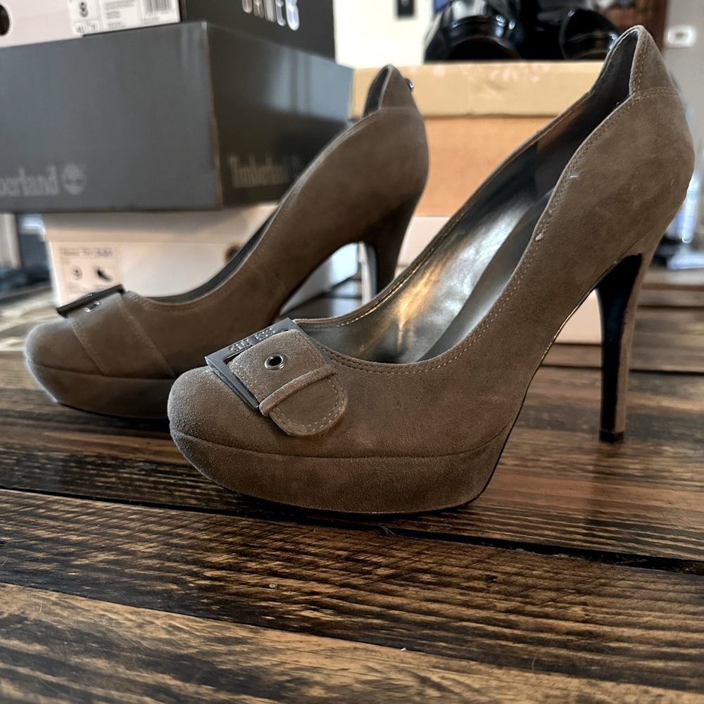 Guess brand olive suede platform pumps size 9